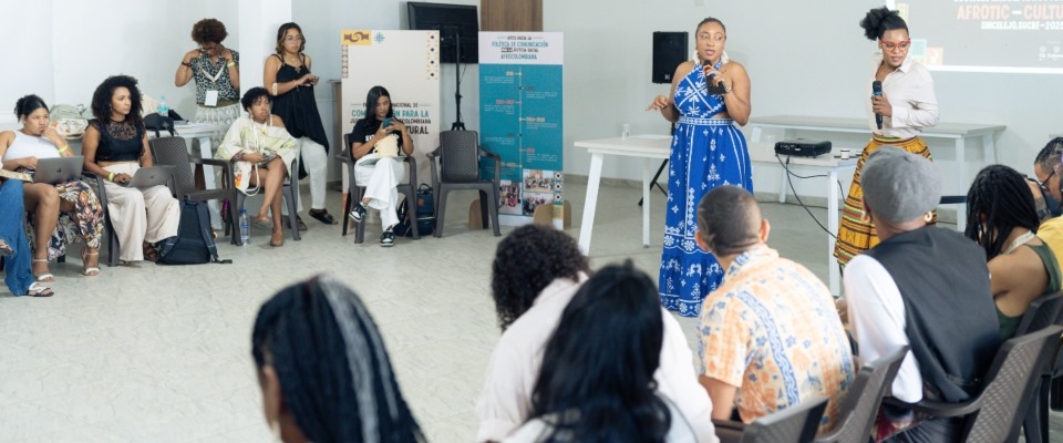 Foto de asistentes y representantes de la comunidad afro