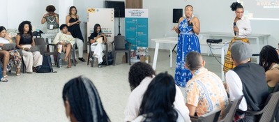 Foto de asistentes y representantes de la comunidad afro