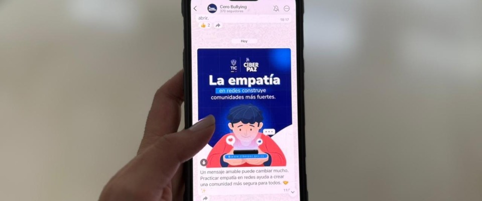 Foto de un móvil con muestra una imagen de Ciberpaz