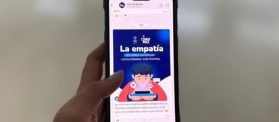 Foto de un móvil con muestra una imagen de Ciberpaz