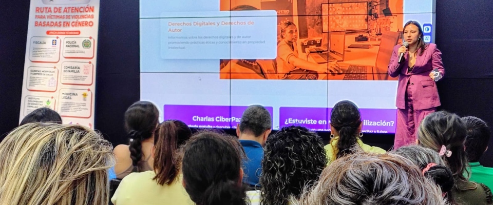 Foto de publico asistente y speaker en el evento