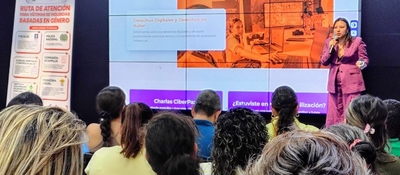 Foto de publico asistente y speaker en el evento