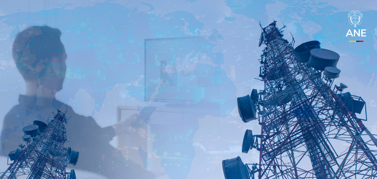 Foto de antena de comunicaciones mezclada con un televidente observando televisiónn