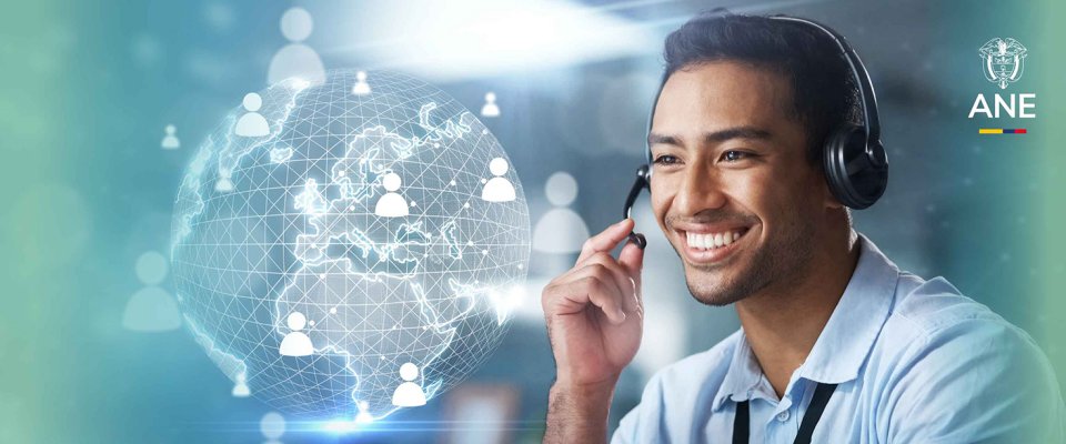 Imagen diseñada con foto de hombre presta servicio en atención al usuario