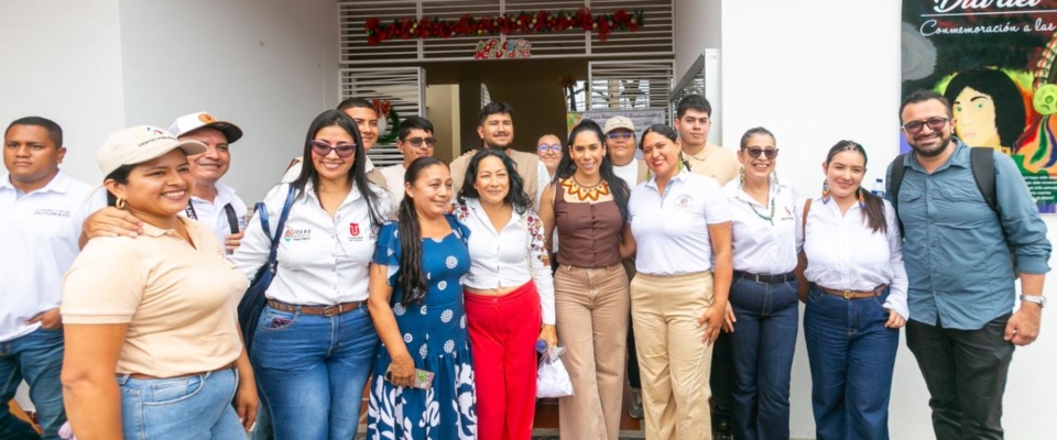 Foto de la Ministra TIC y beneficiarios de Mocoa