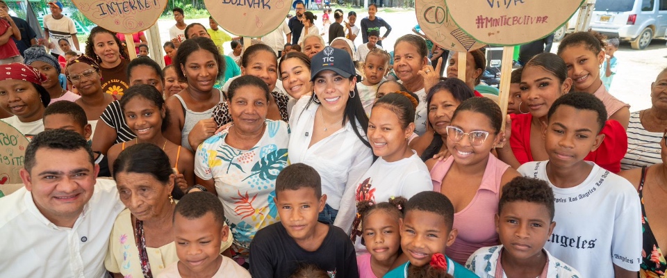 Foto de la ministra TIC con beneficiarios