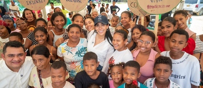 Foto de la ministra TIC con beneficiarios