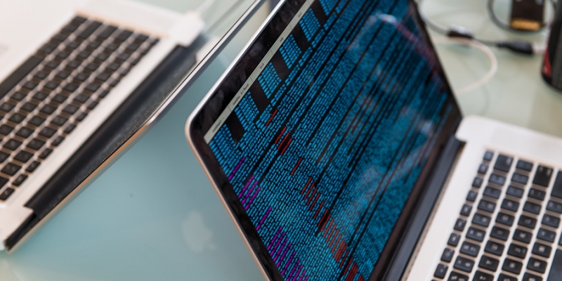 Foto de computador portatil mostrando código