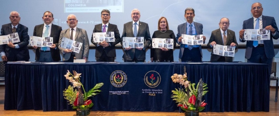 Foto de equipo preentando la emisión filatélica