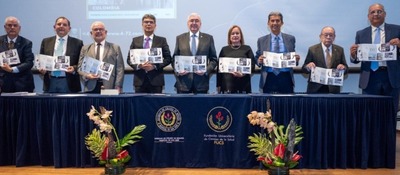 Foto de equipo preentando la emisión filatélica