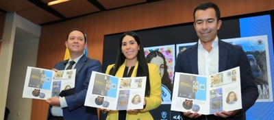 Foto de Ministra TIC y Gobernador de Cundinamarca exponiendo la emisión filatélica