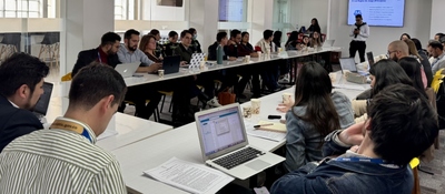 Foto de un aula de capacitación con estudiantes