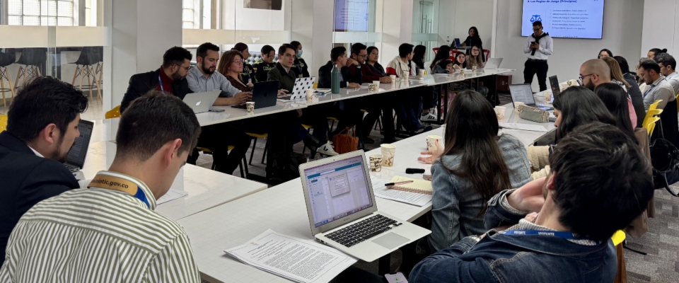 Foto de estudiantes en sala de sistemas