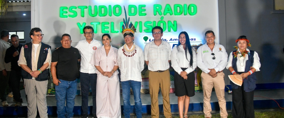 Foto de Presidente Petro, ministra TIC, gerente de RTVC y representantes de gobierno local