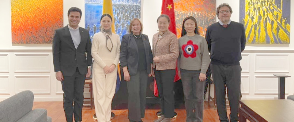 Foto de la viceministra de Conectividad y funcionarios del gobierno chino