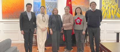 Foto de la viceministra de Conectividad y funcionarios del gobierno chino