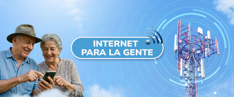 Foto de una pareja de adultos mayores consultando en un teléfono móvil