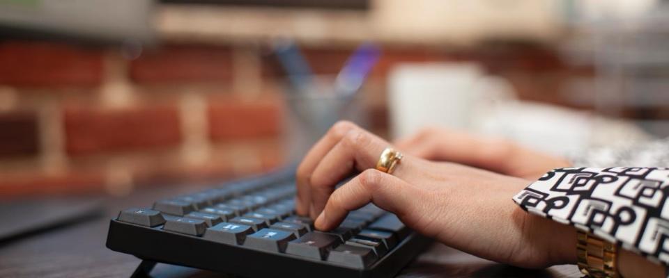 Foto de unas manos sobre un teclado de computador