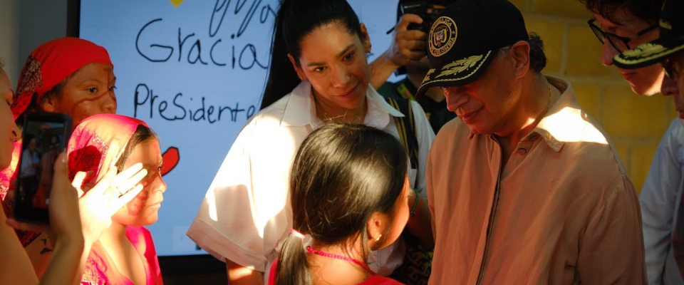 Foto del presidente Petro y la ministra TIC