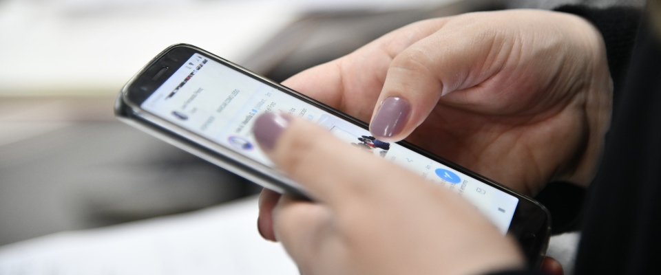 Foto de usuario con móvil en sus manos