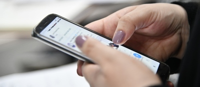 Foto de usuario con móvil en sus manos