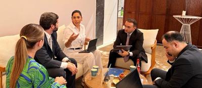 Foto de la Ministra TIC con presidente de ASAN Service de Azerbaiyán