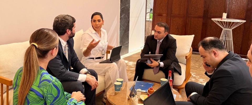 Foto de la jefa de la cartera TIC en una mesa redonda dcon líderes de la república de Uzbekistán