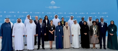 Foto de la minsitra TIC con delegados participantes en el World Governments Summit