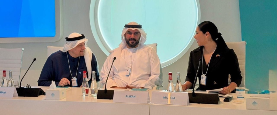 Foto de Ministra TIC con lideres de Dubai