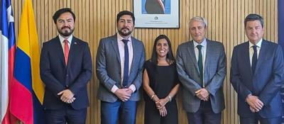 Foto de representantes de gobierno de Chile y Colombia en TIC