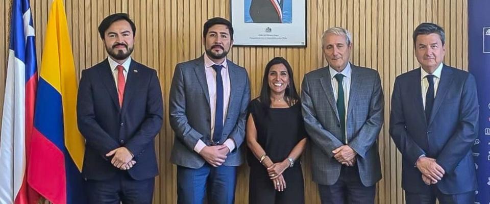 Foto de represntantes de Colombia y Chile en firma de memorando de entendimiento