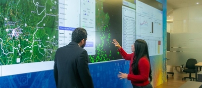 Foto de Ministra TIC en centro de monitoreo