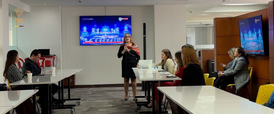 Foto de la viceministra de Conectividad en encuentro institucional con el Grupo de Medios de China (CMG)