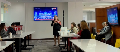 Foto de la viceministra de Conectividad en encuentro institucional con el Grupo de Medios de China (CMG)