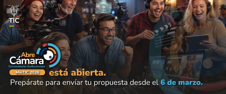 Banner promocional de convocatoria audiovisual del MinTIC: equipo de producción celebra mientras se anuncia que “Abre Cámara 2026” recibe propuestas desde el 6 de marzo.