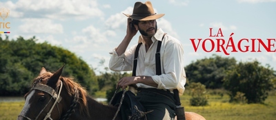 Hombre con sombrero y tirantes cabalga en paisaje selvático; a la derecha el título La Vorágine y logo TIC en la esquina