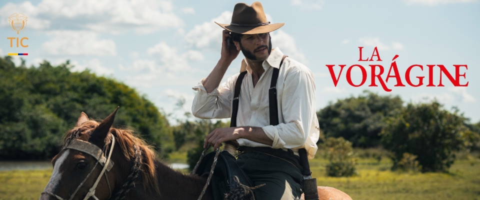 Jinete con atuendo rural sobre caballo en entorno verde y río; destaca el título La Vorágine y el emblema TIC
