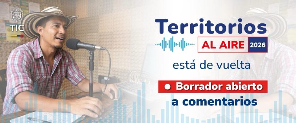 Hombre con sombrero habla al micrófono; aviso Territorios al Aire 2026, borrador abierto.