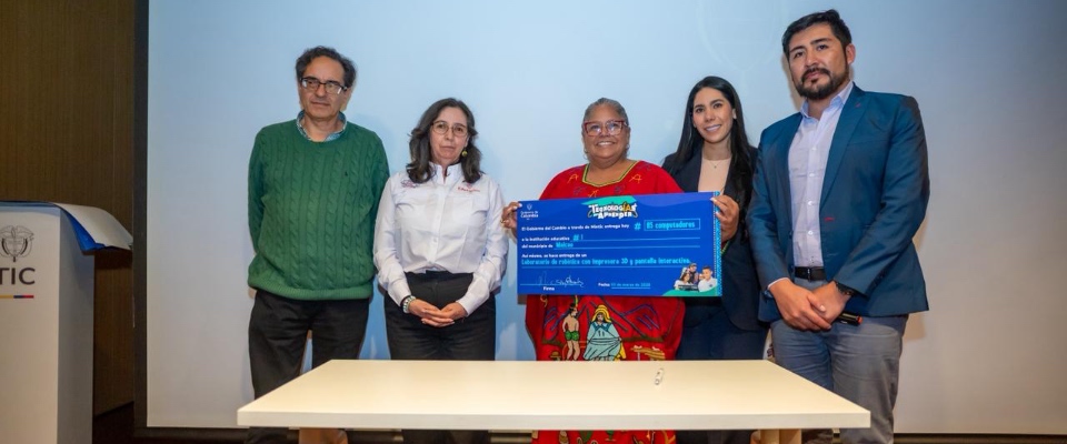 Foto de Ministra TIC, viceministro y beneficiarios