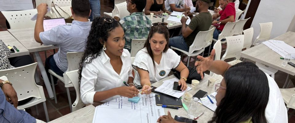 Participantes dialogan en mesa de trabajo durante encuentro territorial en Cartagena para construir la Política de Educación Digital