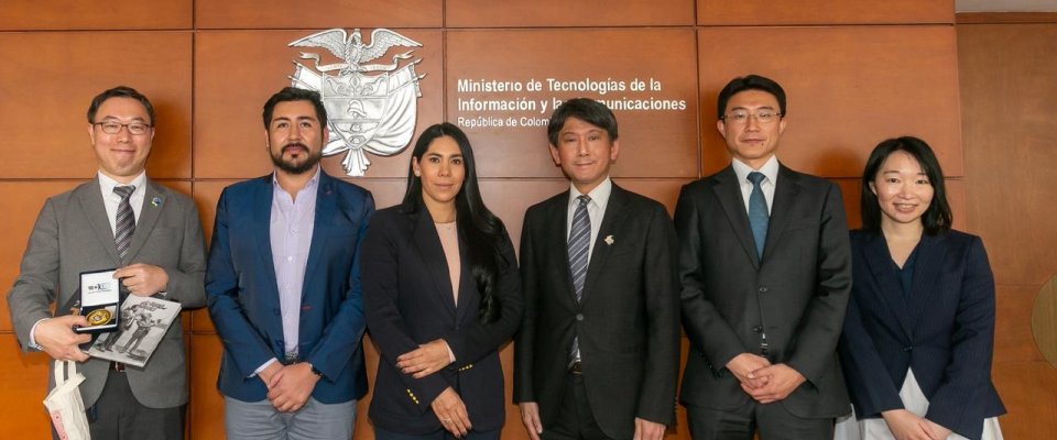 Foto de directivos del Ministerio TIC y del Ministerio de Asuntos Internos y Comunicaciones de Japón