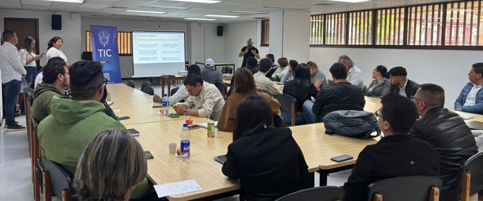 Funcionarios y actores del sector participan en mesa de trabajo liderada por MinTIC para construir el CONPES de Educación Digital durante encuentro territorial en Pasto