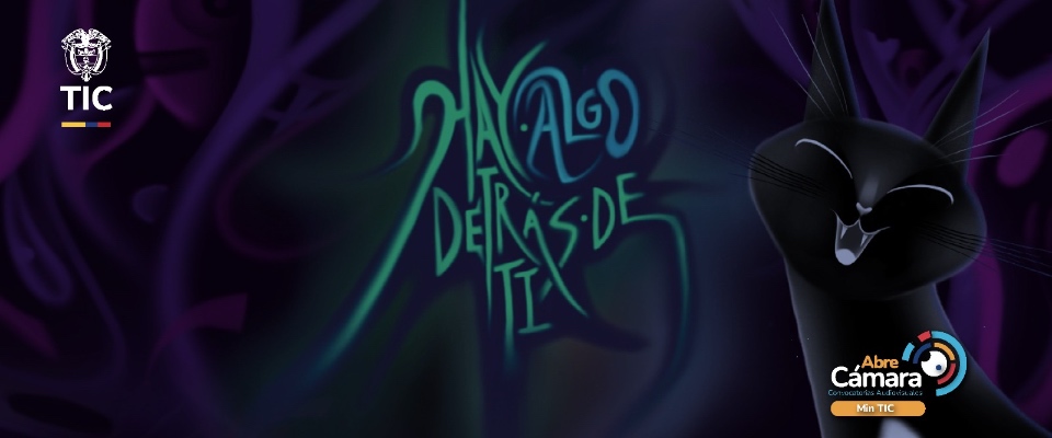 Imagen promocional de la serie animada Hay algo detrás de ti: fondo oscuro, tipografía verde luminosa y un gato negro estilizado junto a los logos de TIC y Abre Cámara