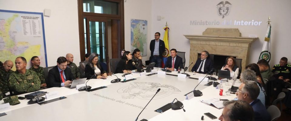 Funcionarios del Gobierno y Fuerza Pública se reúnen en el Ministerio del Interior en Puesto de Mando Unificado para coordinar el proceso electoral