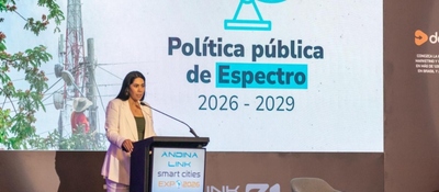 Ministra TIC presenta la Política pública de Espectro 2026–2029 en Andina Link Smart Cities Expo, con antenas de telecomunicaciones en pantalla.
