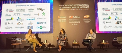 Panel en Andina Link Smart Cities Expo sobre conectividad y ecosistema de internet, con expertos del sector analizando retos digitales.