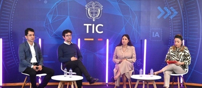 Panel de expertos en escenario del TIC debate sobre innovación, IA y oportunidades del emprendimiento digital ante público y cámaras