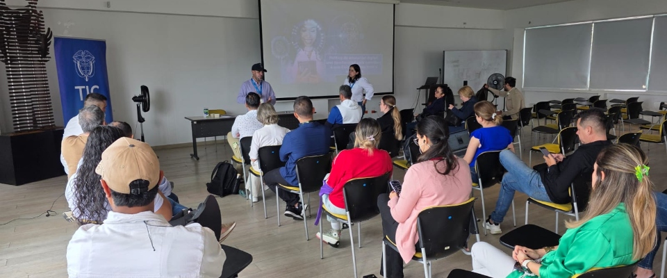Docentes y representantes educativos asisten a un encuentro en aula mientras dos ponentes presentan la construcción de la Política Nacional de Educación Digital.