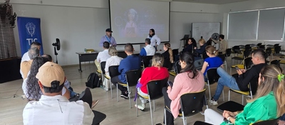 Docentes y representantes educativos asisten a un encuentro en aula mientras dos ponentes presentan la construcción de la Política Nacional de Educación Digital.