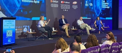 Panel en escenario de Andina Link 2026 donde expertos debaten sobre conectividad, ciberseguridad y confianza digital ante un público.